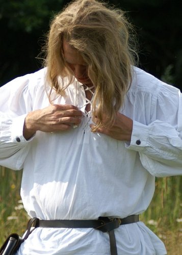 Stredoveká košeľa so šnúrkami