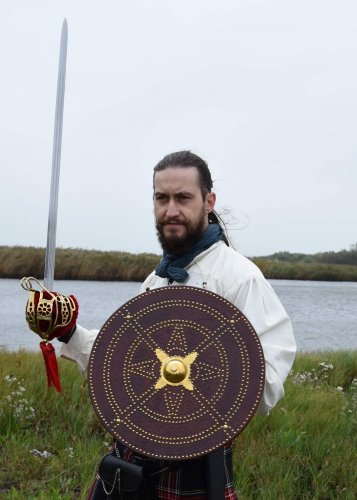 Škótsky meč s mosadzným košom