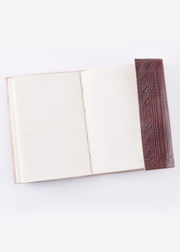 Kožený zápisník s keltským vzorom